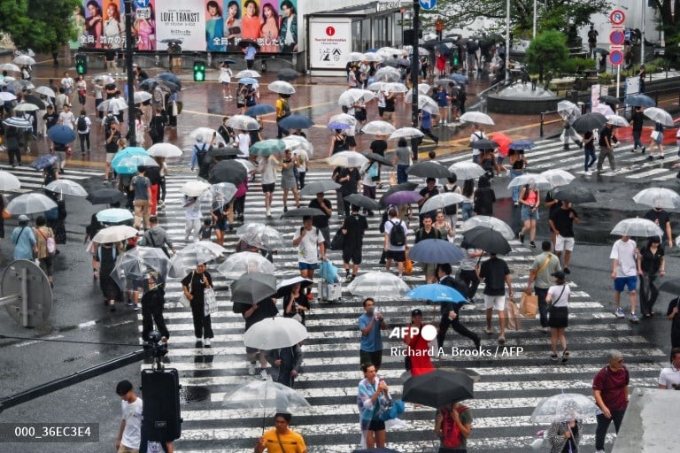Typhoon Ampil veers away from Japan, allows transport to resume
